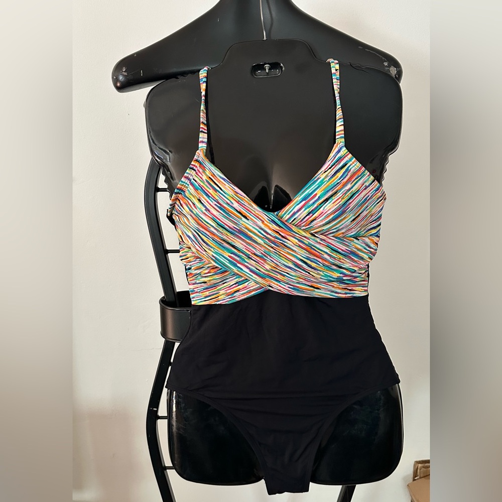 One piece, bathing suit